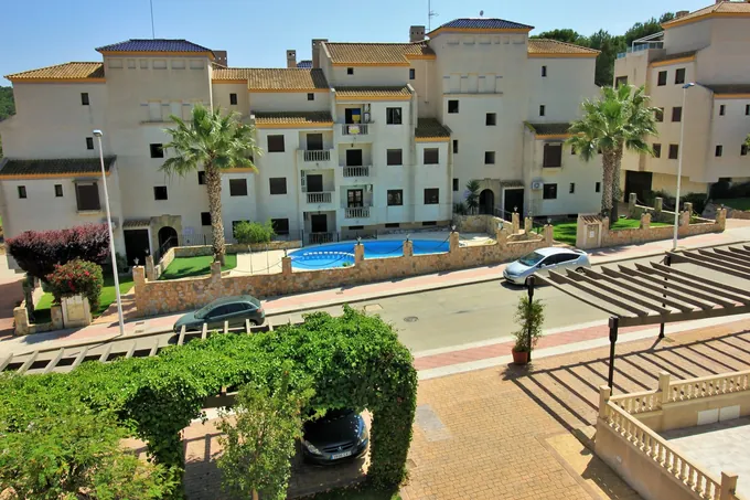Widok z apartamentu na otoczenie i basen