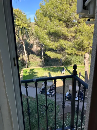 Zieleń pola golfowego widziana z apartamentu